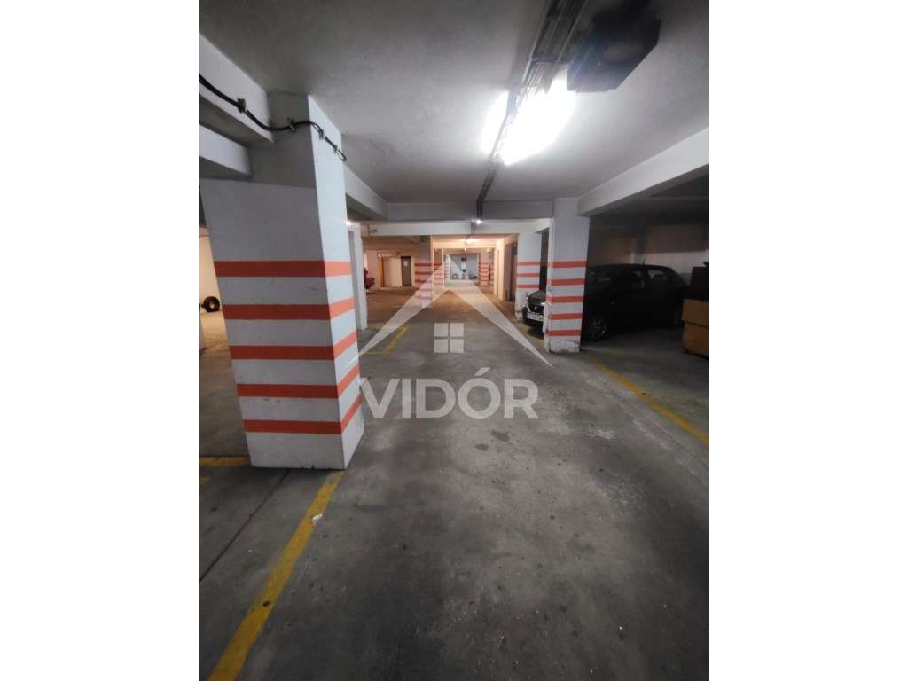 Garagem na Rua Bernardim Ribeiro Nº 260 - Circunvalação - Grande imagem: 2/2