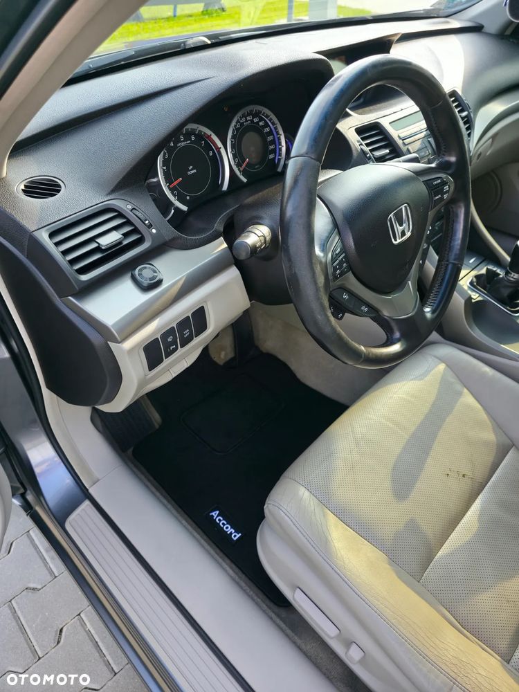 Honda Accord 2.0 Executive Nav - 38