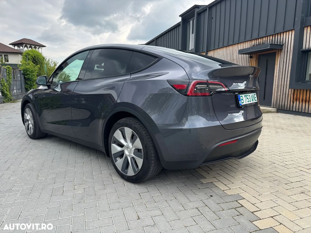 Tesla Model Y - 3