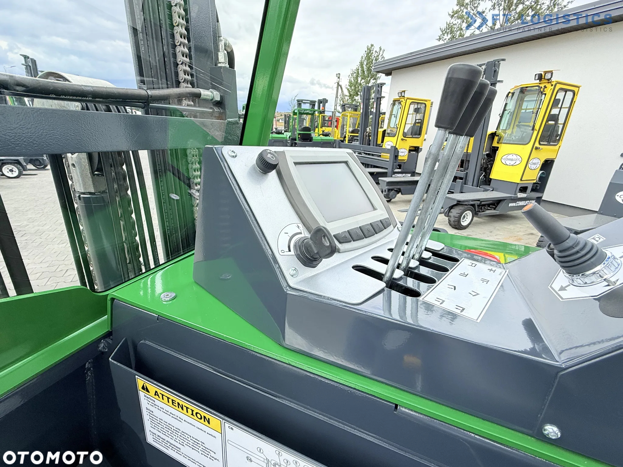 Combilift CBE2500 / TRIPLEX / 5500MM / WOLNY SKOK / NAPĘD ELEKTRYCZNY / JEDYNIE 2300MTH / POZYCJONER / PRZESUW BOCZNY / NOWE OPONY / JAK NOWY / Szeroka oferta wózków czterokierunkowych i bocznych, dopasowanych do różnorodnych potrzeb i zastosowań. - 16