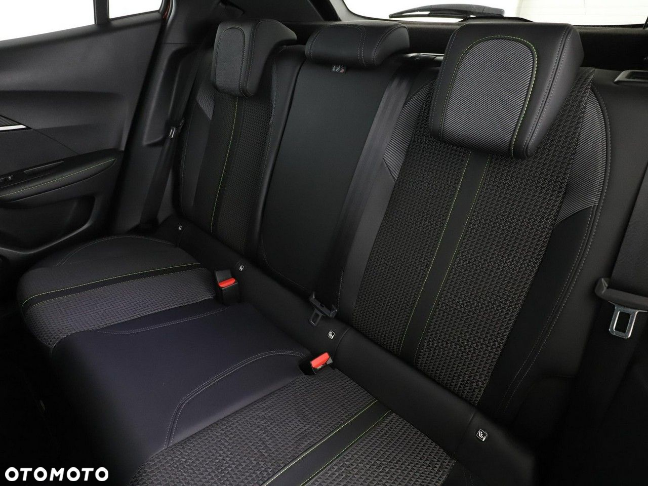 Peugeot 2008 PureTech 130 EAT8 GT - 17