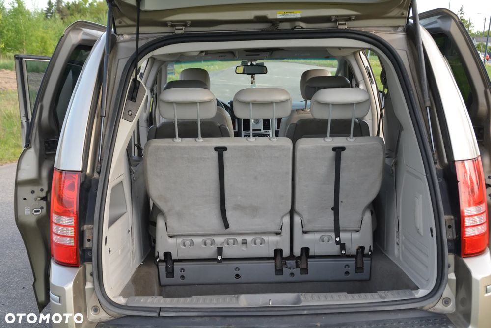 Chrysler Town & Country - 12