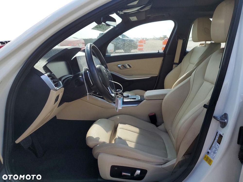 BMW Seria 3 330i M Sport - 8