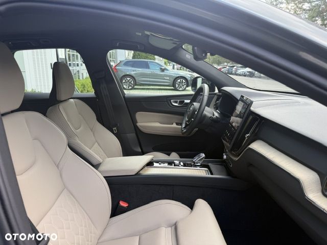 Volvo XC 60 B5 B AWD Plus Dark - 27