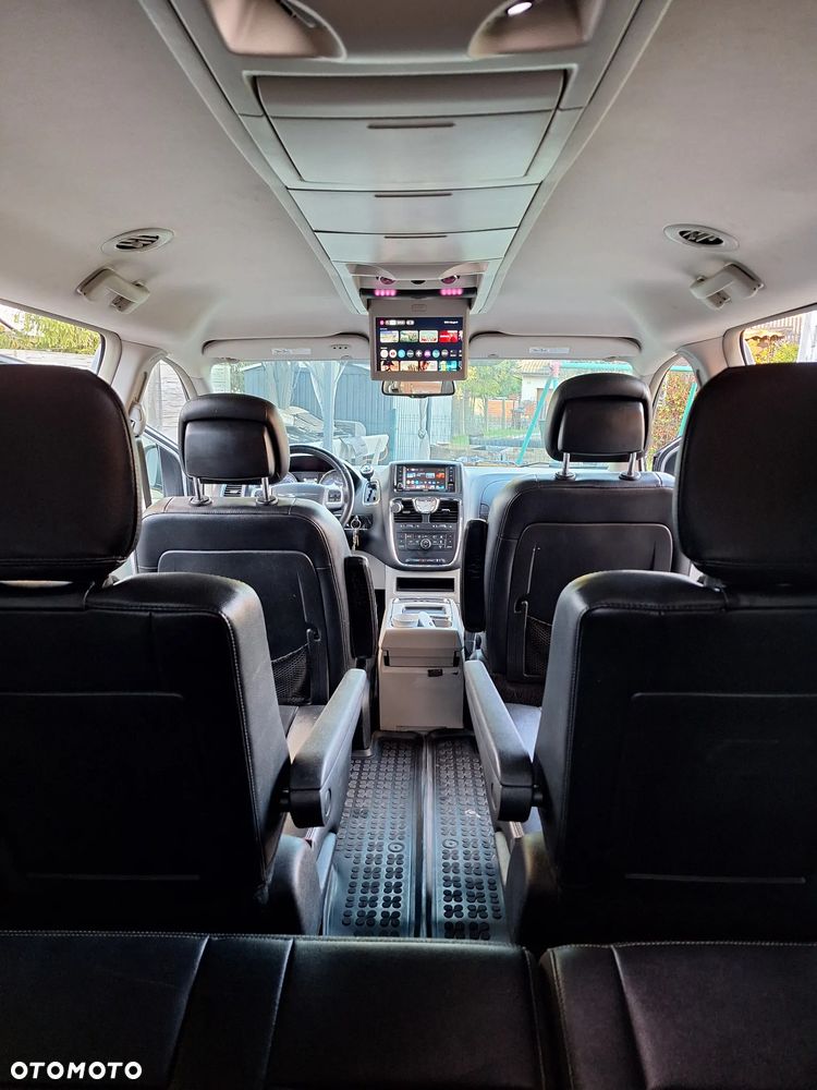 Chrysler Town & Country - 14