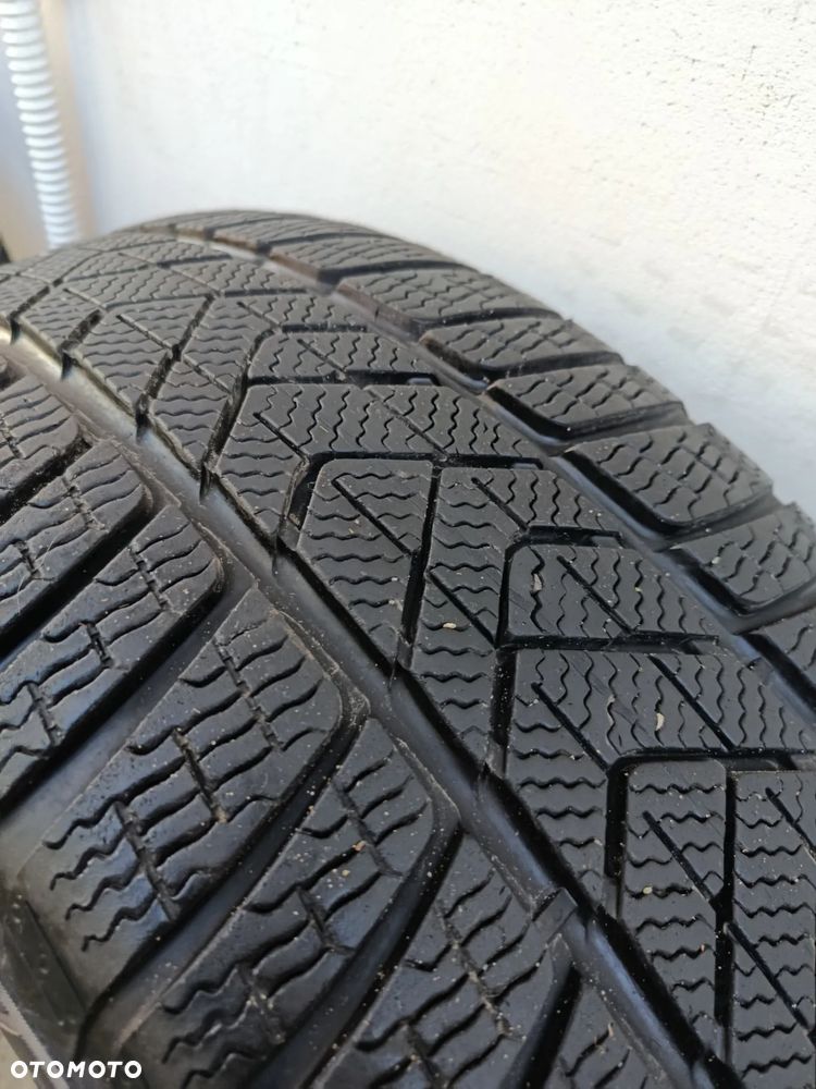 2x Pirelli Winter Sottozero 3 245/40 R19 RUN FLAT DOT 2322, 6,5 mm - 1