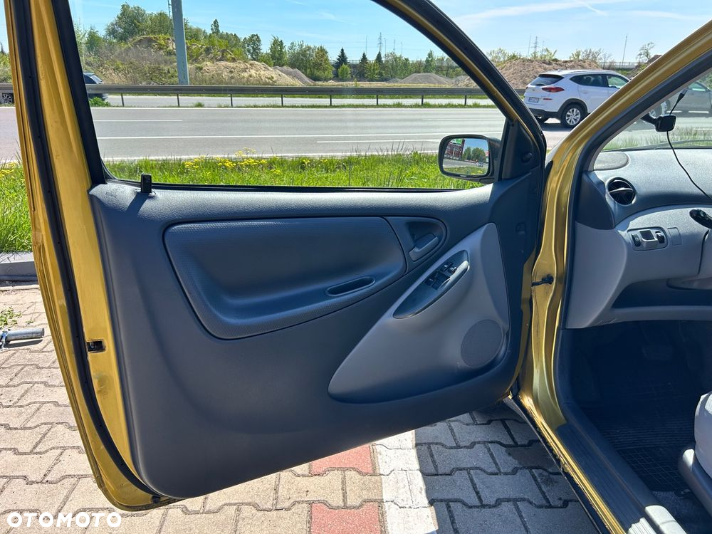 Toyota Yaris - 8