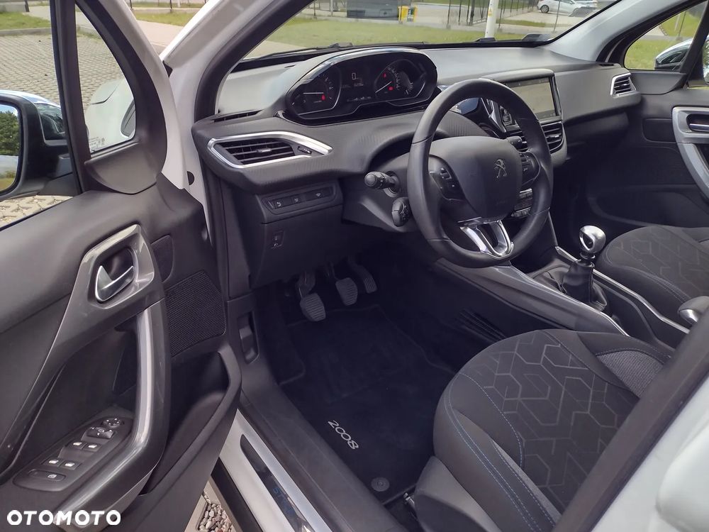 Peugeot 2008 1.2 Pure Tech GPF Style S&S - 8