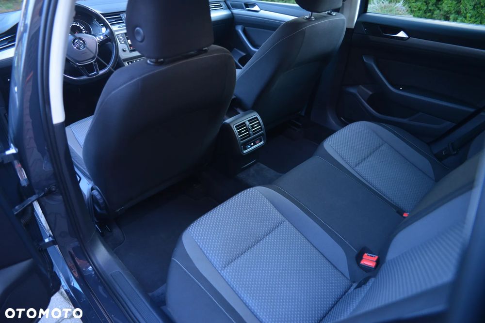 Volkswagen Passat - 18