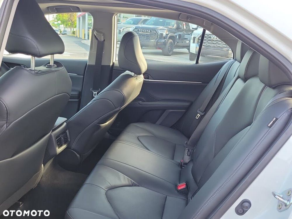 Toyota Camry Executive - 13