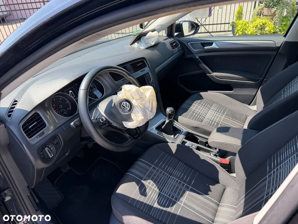 Volkswagen Golf - 22