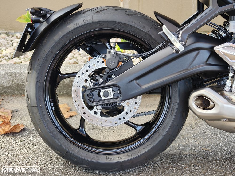 Triumph Trident 660 Cosmic Yellow - 16