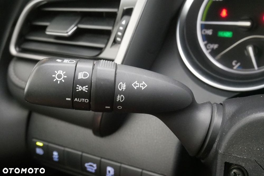 Toyota Camry 2.5 Hybrid Comfort CVT - 25