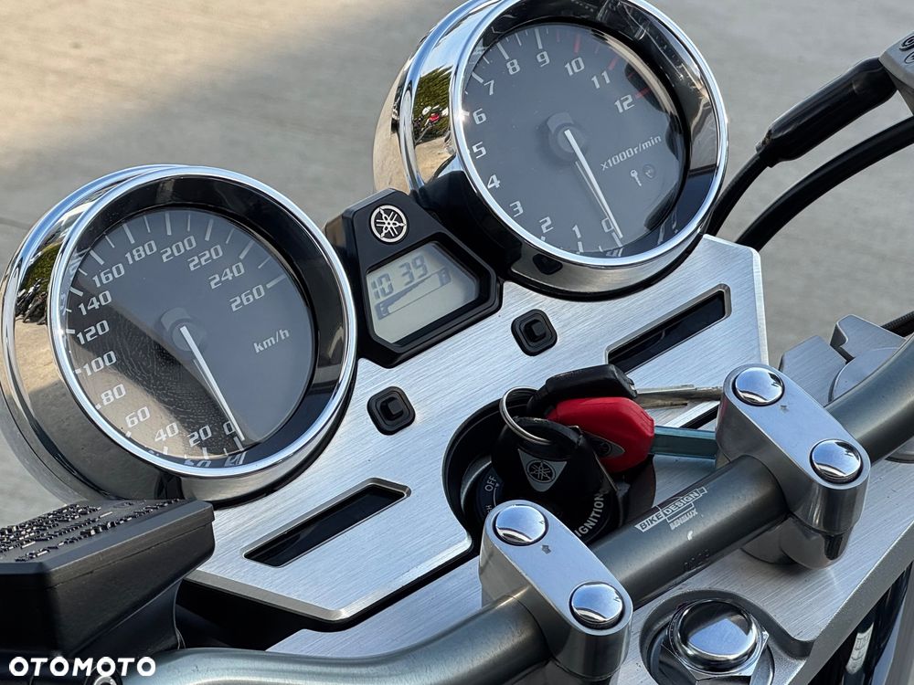 Yamaha XJR - 16