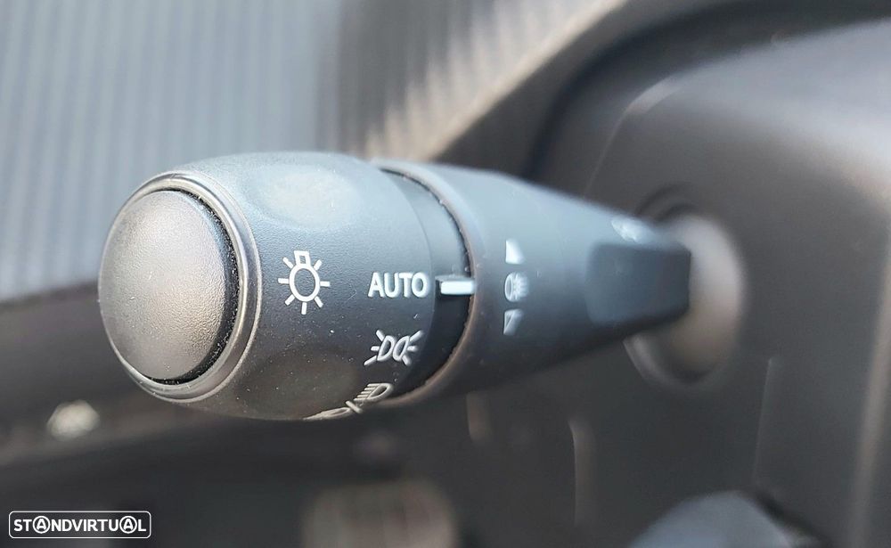 Peugeot e-2008 50 kWh Active Pack — fotografia 39