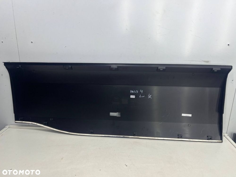 Listwa Iveco Daily 4 IV 14r.- lewa boczna środkowa nakładka karoseryjna za drzwiami kierowcy - 14