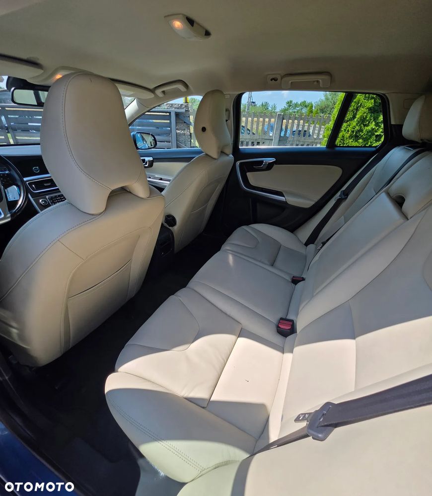 Volvo V60 D6 AWD Plug-in Hybrid Summum - 9