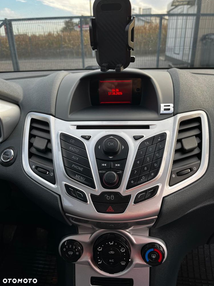 Ford Fiesta 1.4 Ghia - 28