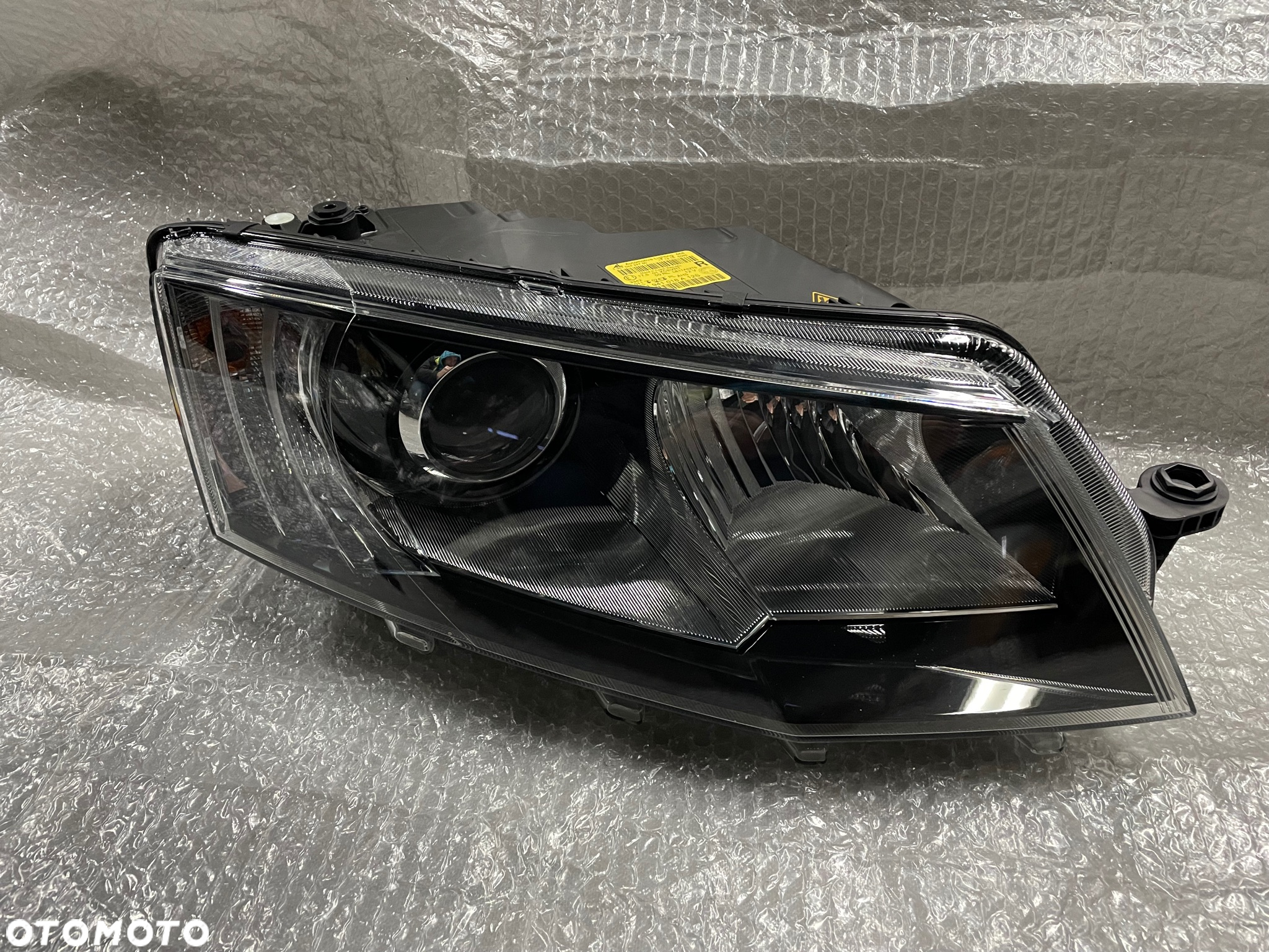 LAMPA PRAWA XENON SKODA OCTAVIA III 5E0 5E1941018A - 8
