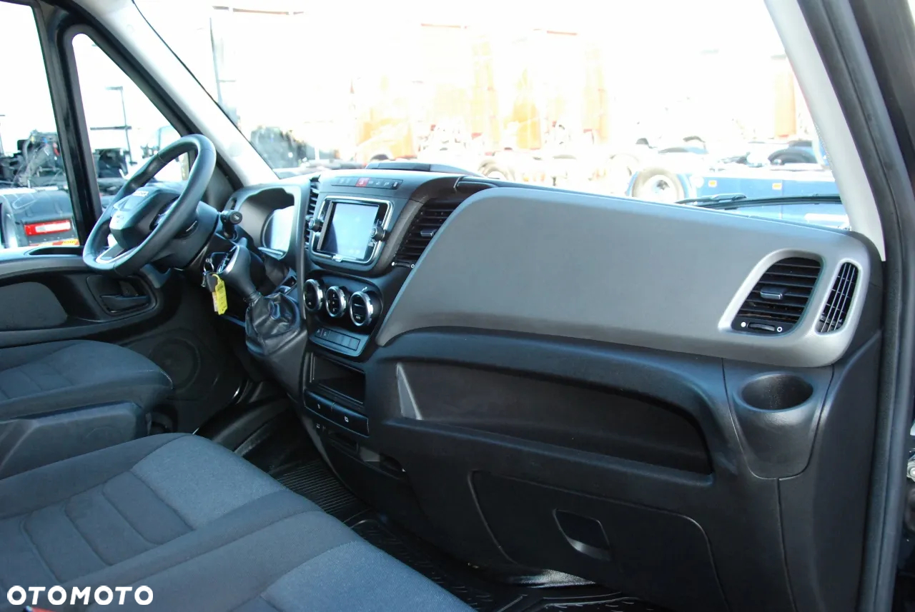 Iveco DAILY 35-180 /  BLASZAK / 2022 ROK /  HI-MATIC / Full opcja / CZARNY METALIK /  SPROWADZONY / PO KONTRAKCIE SERWISOWYM - 33