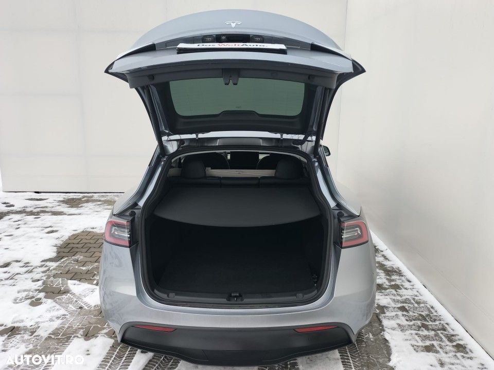 Tesla Model Y Long Range AWD - 7