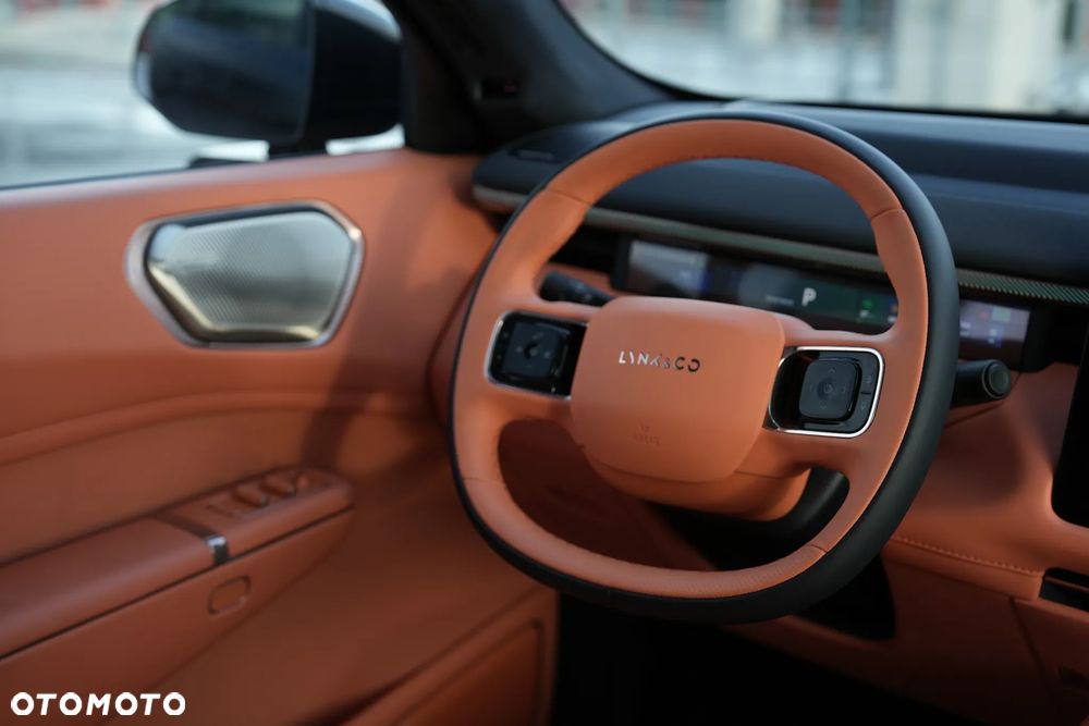 Lynk & Co 900 - 12