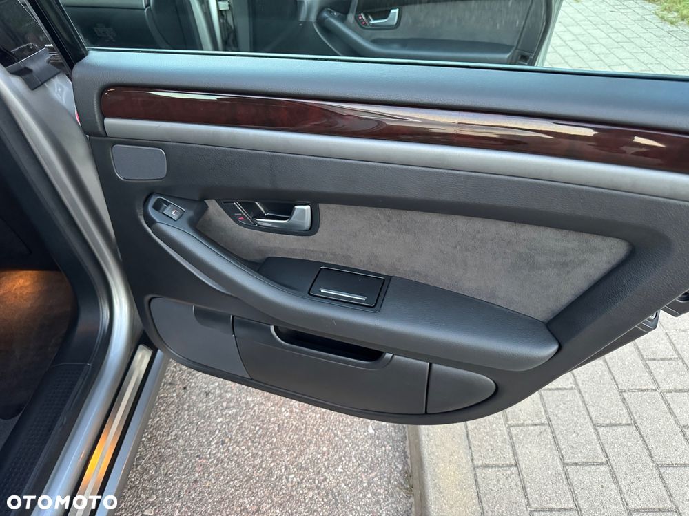 Audi A8 4.2 Quattro - 33