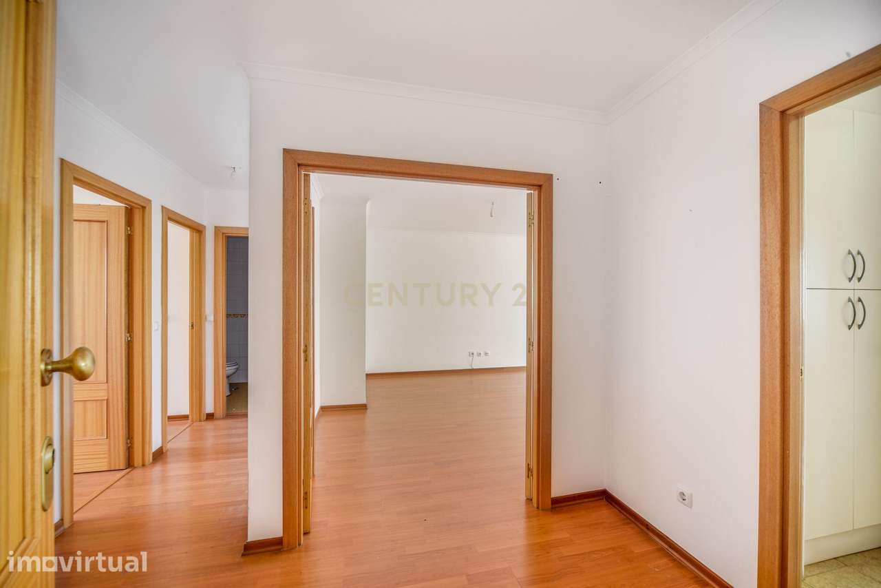 T2 com 108 m², Garagem e Elevador – Avenida Pedro Nunes, Montijo - Grande imagem: 2/30