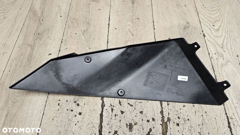 Prawy bok osłona zbiornika KTM 690 Duke (2008-2011)  75008051000 - 9