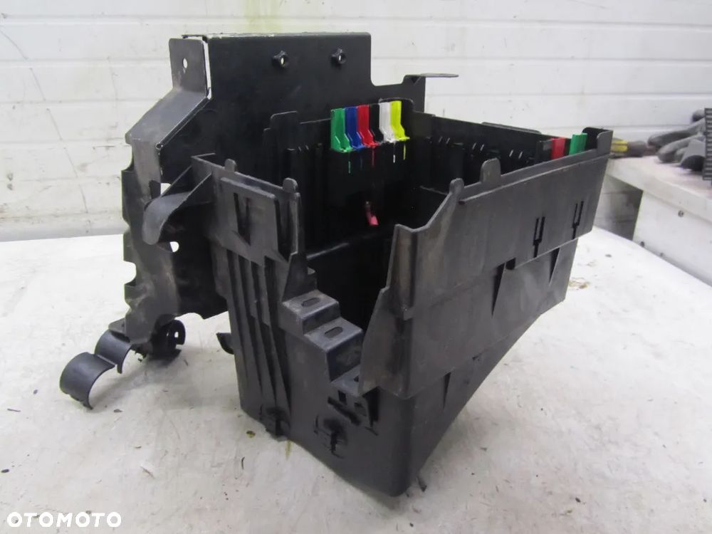 renault trafic-vivaro 06->2.5 dci obudowa skrzynki bezpieczników - 3