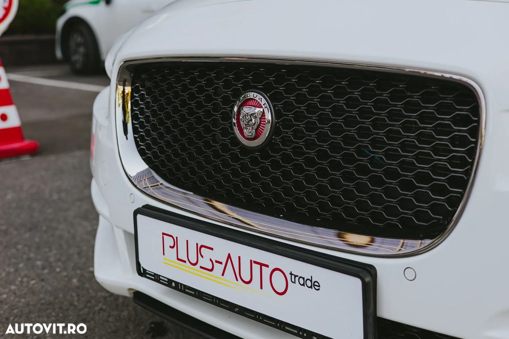 Jaguar XE 2.0 Pure - 5