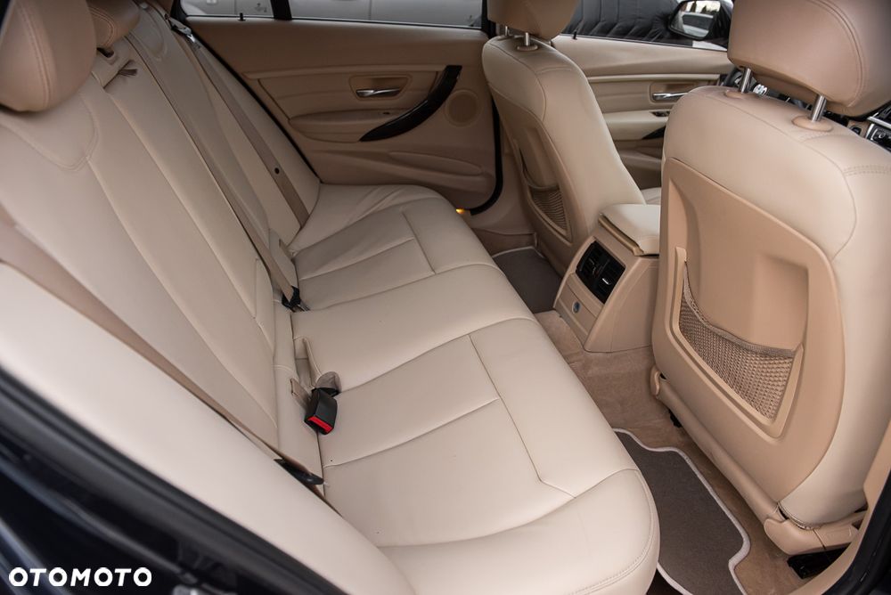 BMW Seria 3 320d Luxury Line - 31