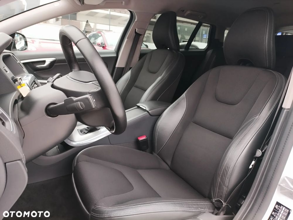 Volvo V60 Cross Country D3 Drive-E Momentum - 16