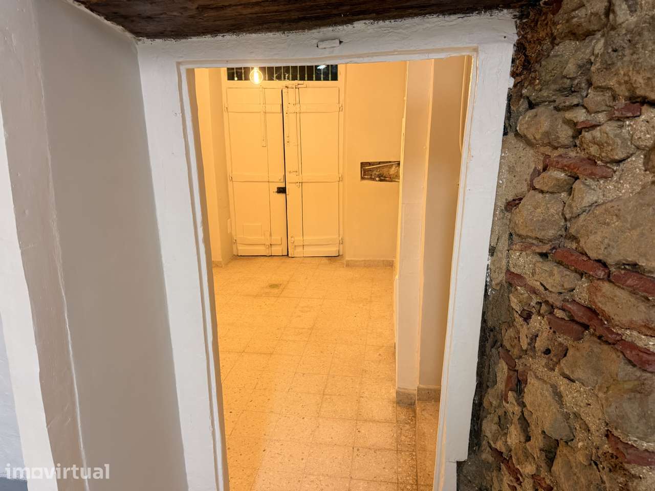 Loja recuperada no coração de Alfama - Grande imagem: 3/7