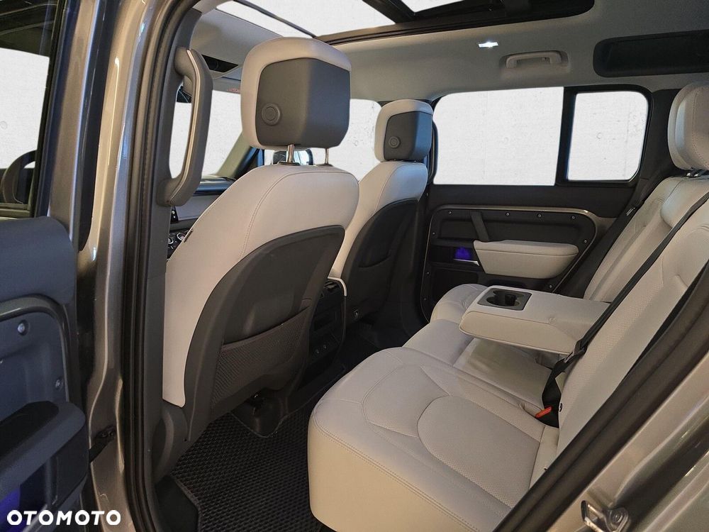 Land Rover Defender - 12