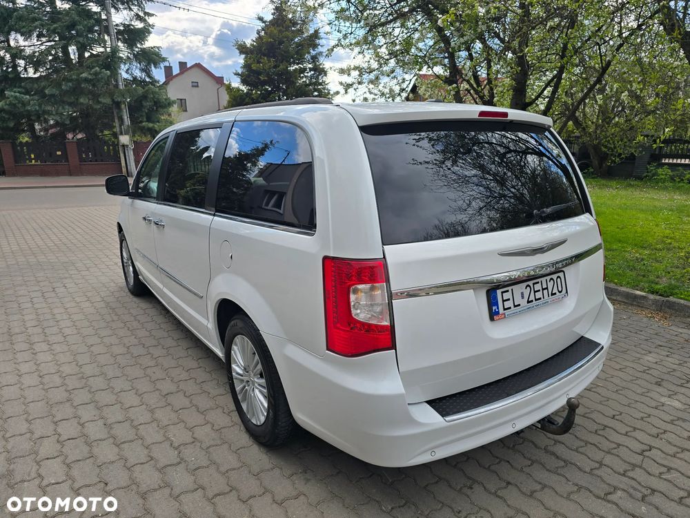 Chrysler Town & Country - 5