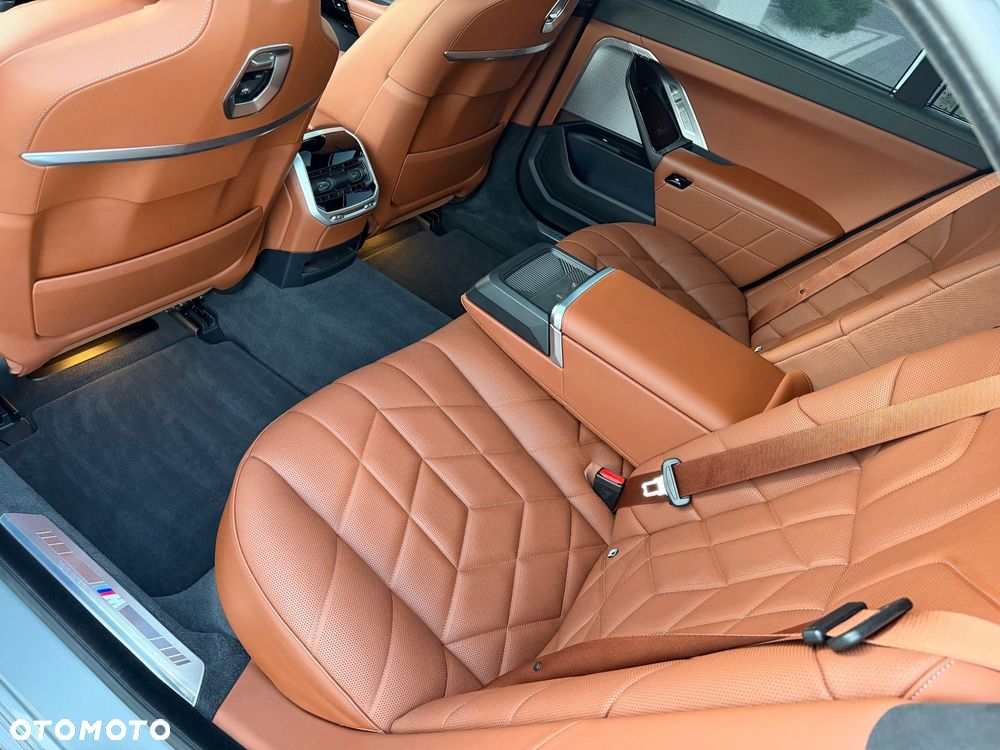 BMW Seria 7 M760e PHEV xDrive Individual Edition sport - 28