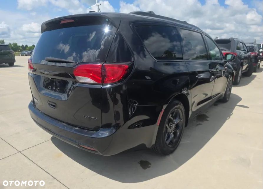 Chrysler Pacifica - 4