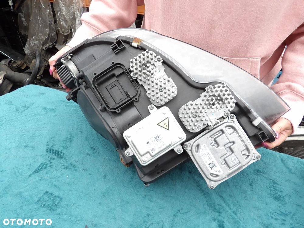 BMW - E92 - PRAWA LAMPA PRZEDNIA - LIFT - XENON - NIE SKRĘTNA - URWANE UCHO - UK - 7239930 - 6