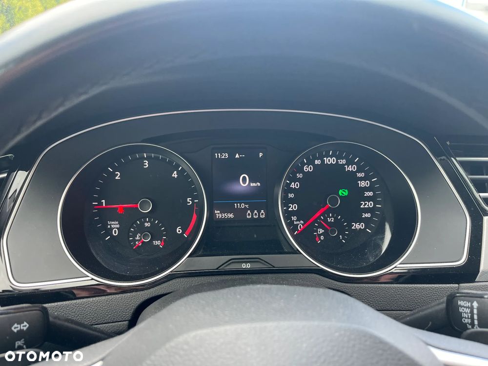 Volkswagen Passat - 11