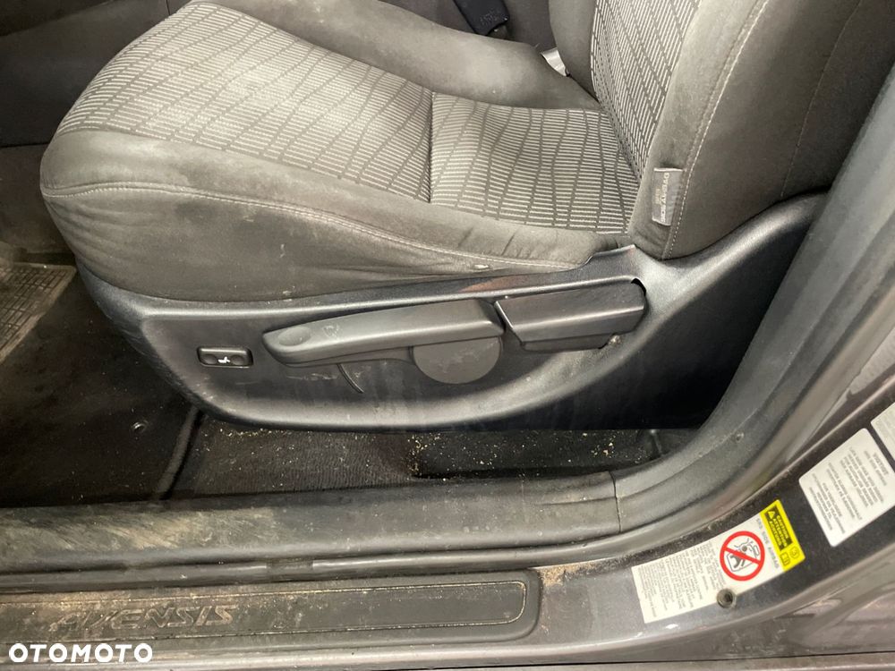 Toyota Avensis 2.0 D-4D 2010 - 34