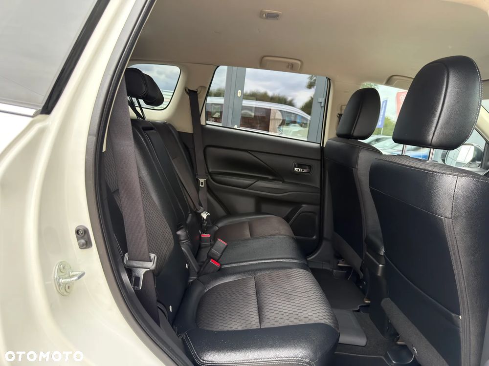 Mitsubishi Outlander Instyle NAVI + - 30