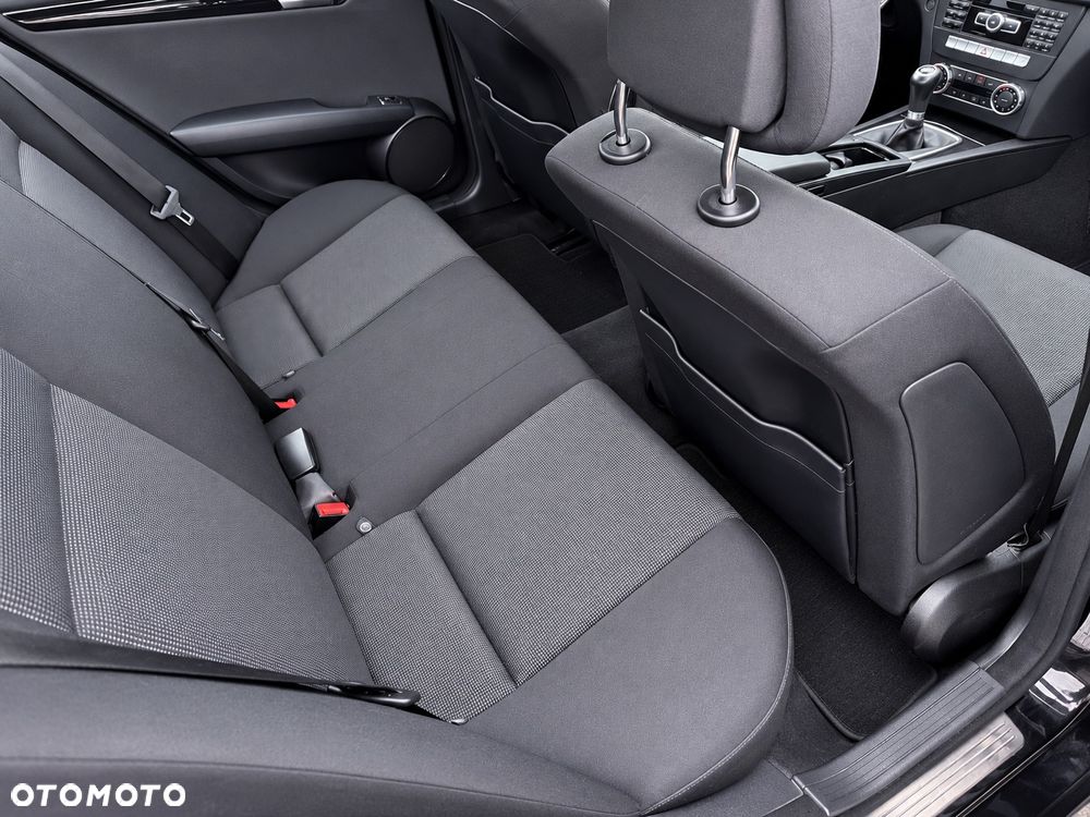 Mercedes-Benz Klasa C 180 CGI BlueEff Avantgarde - 9