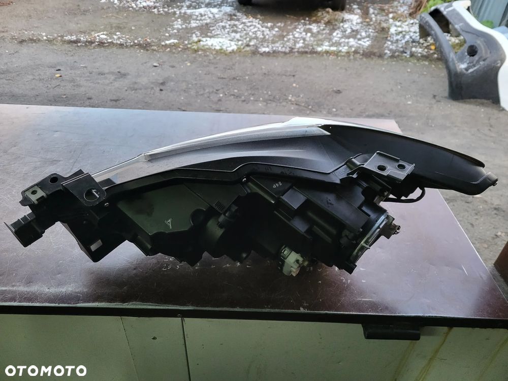 lampa Mazda 6 xenon prawy - 2