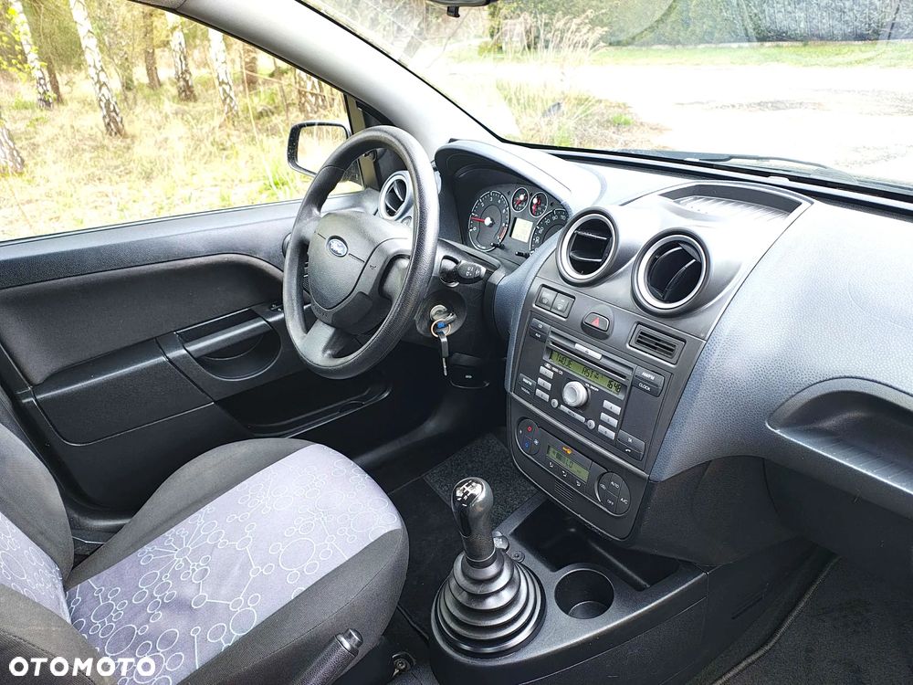 Ford Fiesta 1.3 Ambiente - 30