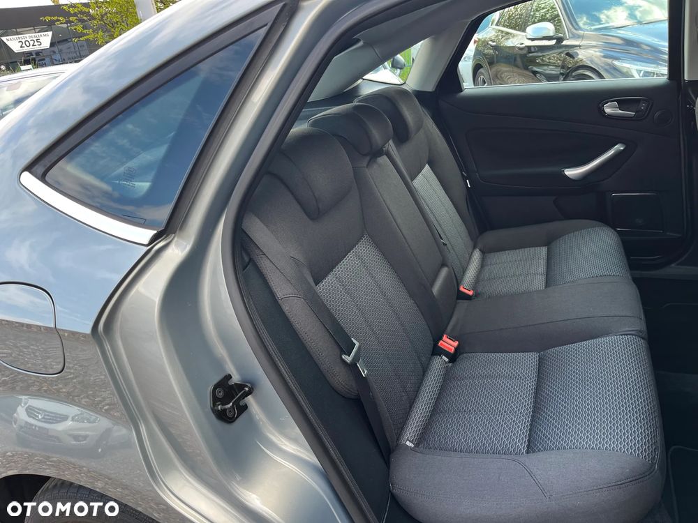 Ford Mondeo 2.0 Ghia - 27