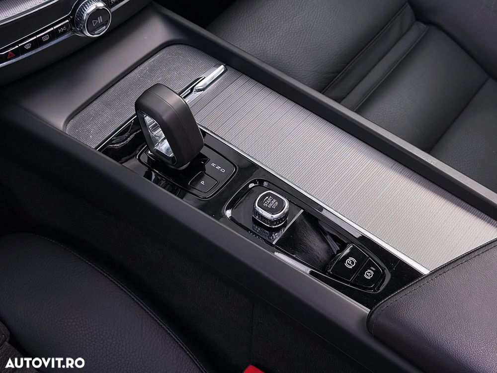 Volvo XC 60 B4 MHEV AT AWD Ultimate Dark - 29