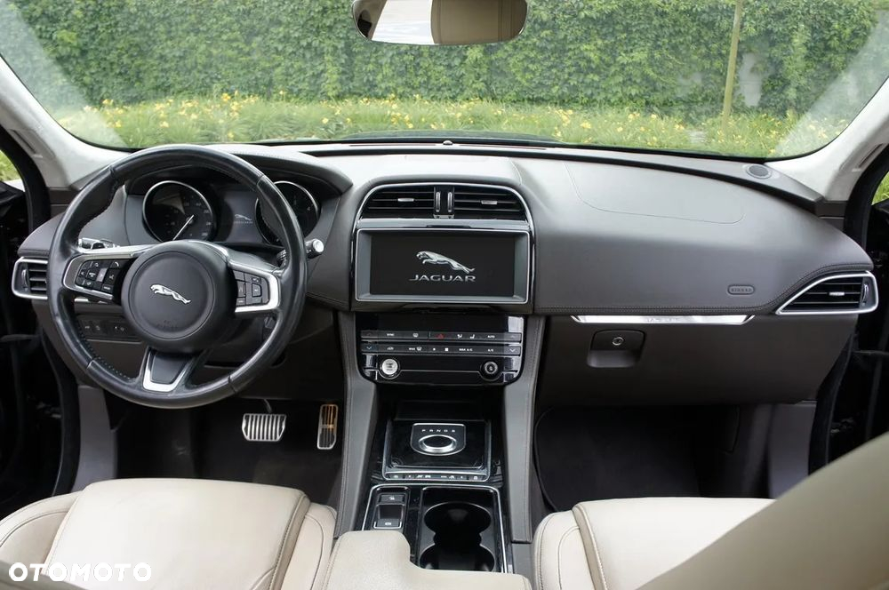 Jaguar F-Pace - 12