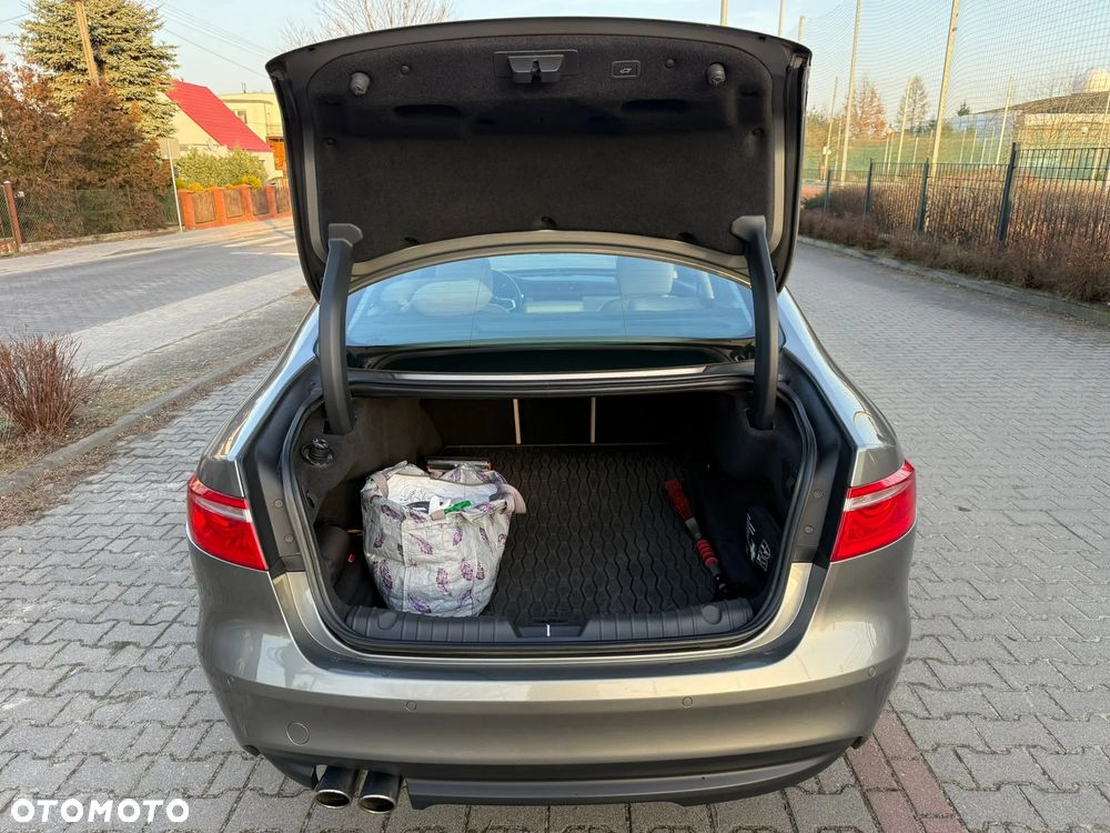 Jaguar XF 20d Portfolio - 10