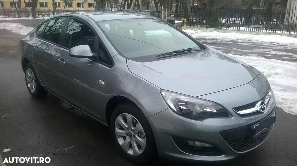 Opel Astra 1.6i Essentia - 2